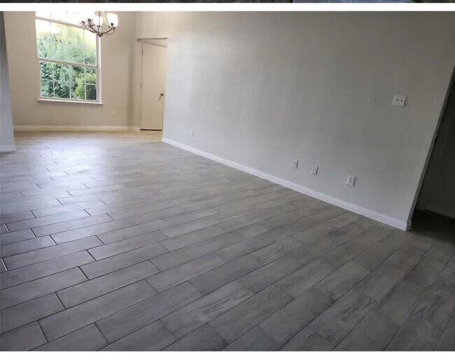 Empty Living Room - 505 Monarch Dr