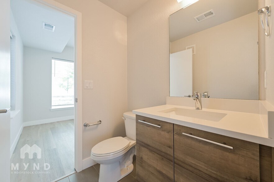 Building Photo - 1079 Chase St