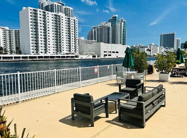 Building Photo - 800 Parkview Dr