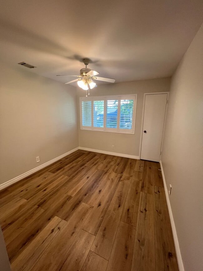 Building Photo - Lovely West Side Ventura Condo