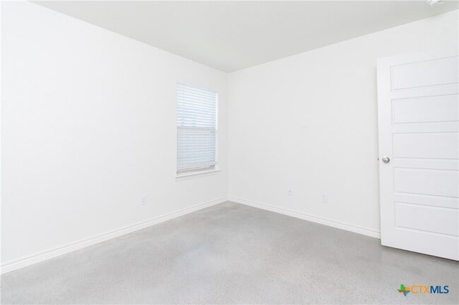 Primary Photo - 121 Wind Ridge Dr