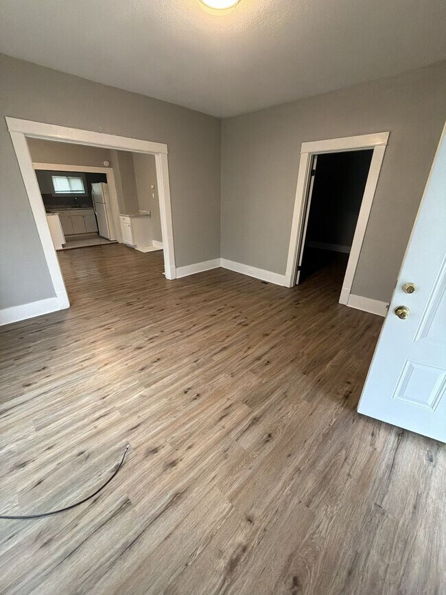 Building Photo - LEASING SPECIAL MOVE IN BY 1/1/2026 ** 1/2 price Security Deposit and 2nd month free