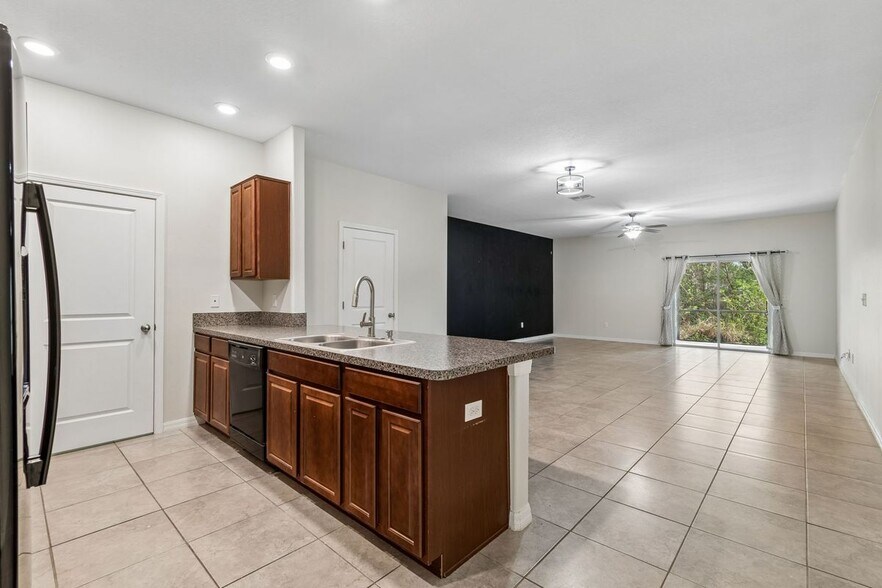 Building Photo - 10687 Lake Montauk Dr