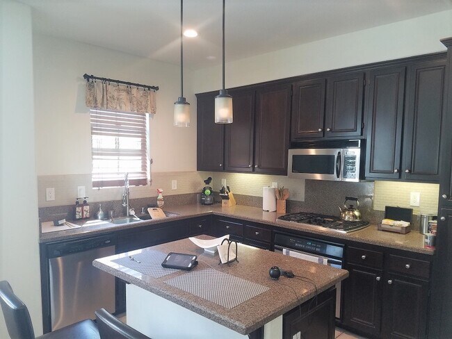 Building Photo - 2 Bedroom with an office!!