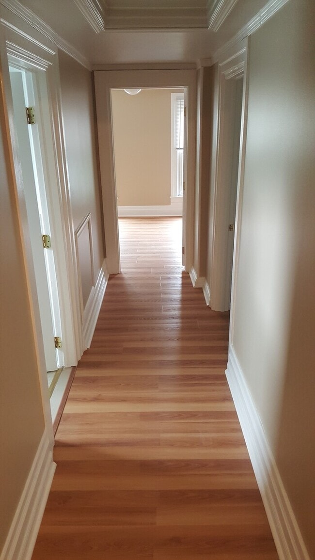 Building Photo - Beautiful 3 bedroom 1 bath home with stora...