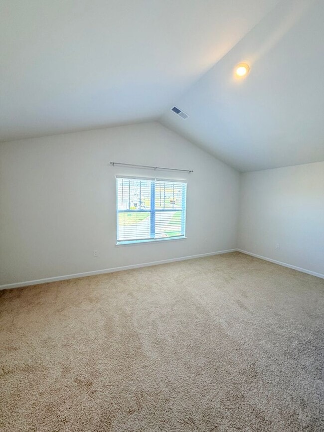 Building Photo - Beautiful 4 Bed, 2.5 Bath Home - Lawn Care Included!