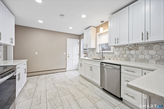 Building Photo - 87 Putnam St