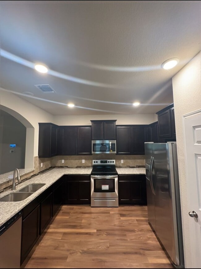 Building Photo - AVAILABLE NOW !