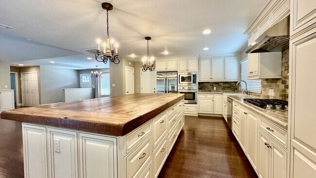 Building Photo - SINGLE STORY RESORT STYLE LIVING IN GRANIT...