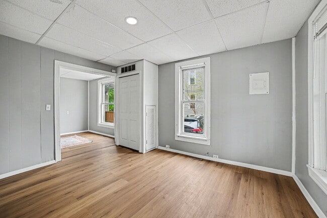 Building Photo - 1 Bedroom Rental in Saginaw $750/Month