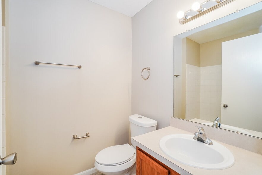 Building Photo - 807 Summerville Dr