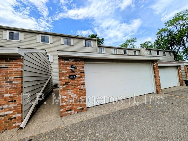 Building Photo - 170 Wentworth Ave W