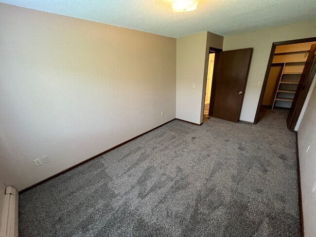Building Photo - Wonderful 2BR in Peaceful Location 30 minu...