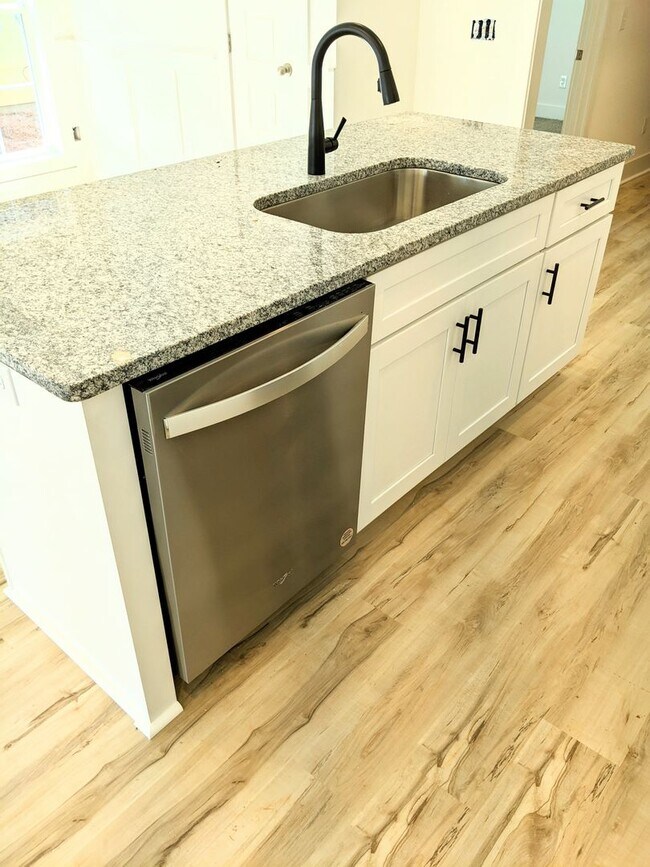 Building Photo - 2 Bedroom Cottage in Fox Run Village!