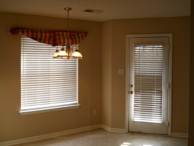 Building Photo - Great 3br/2ba Cordova home. Fenced backyard and eat in kitchen. Pets are welcome, fees apply.