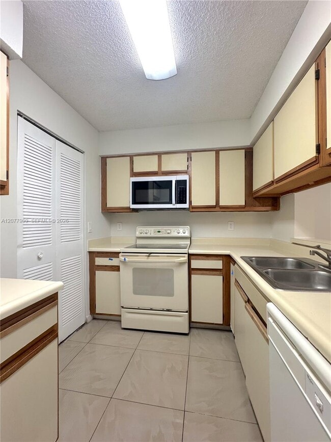 Building Photo - 1265 SW 46th Ave