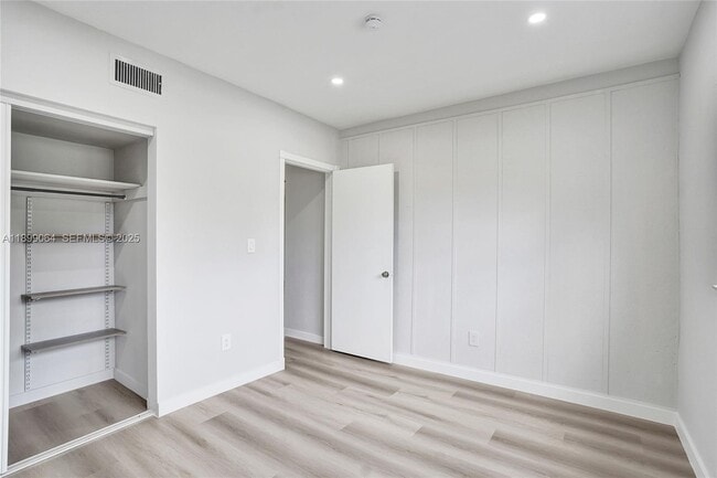 Building Photo - 6860 SW 18th Ct