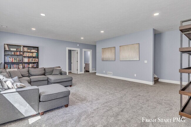 Building Photo - Spacious 6-Bedroom Retreat in Rockford with 3.5 Luxurious Baths