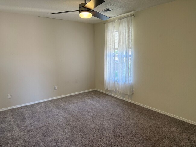 Building Photo - Spacious 4 Br, 2.5 Ba with 2 living areas, loft, kitchen appliances, 2 car garage.
