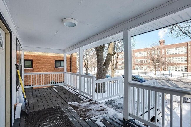 Building Photo - 6 bedroom 2 bathroom available 06/01/2026