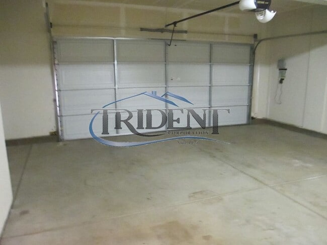 Building Photo - 3 bedroom, 3 bath house with Bonus Room