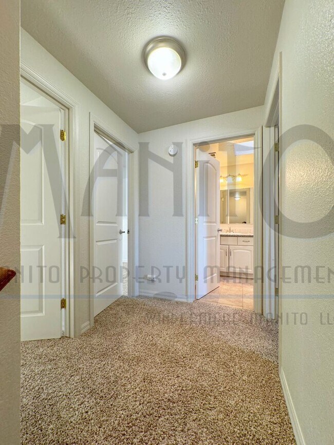 Building Photo - 521/523 E 11th Avenue Duplex