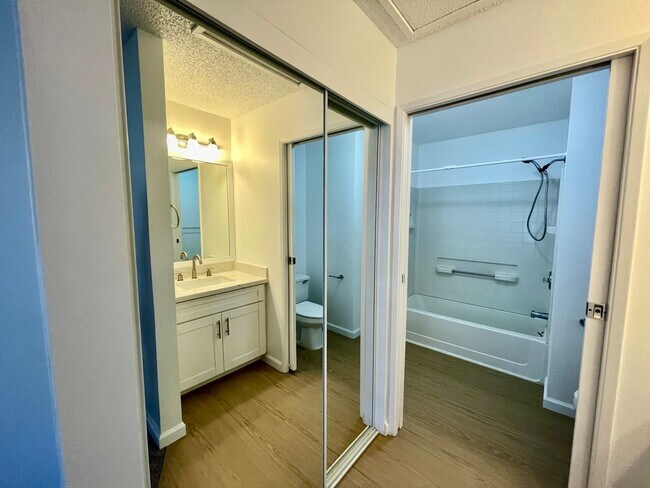 Building Photo - Discover a refreshed 2-bedroom, 2-bathroom residence in Mililani Mauka, complete with 2 parking s...