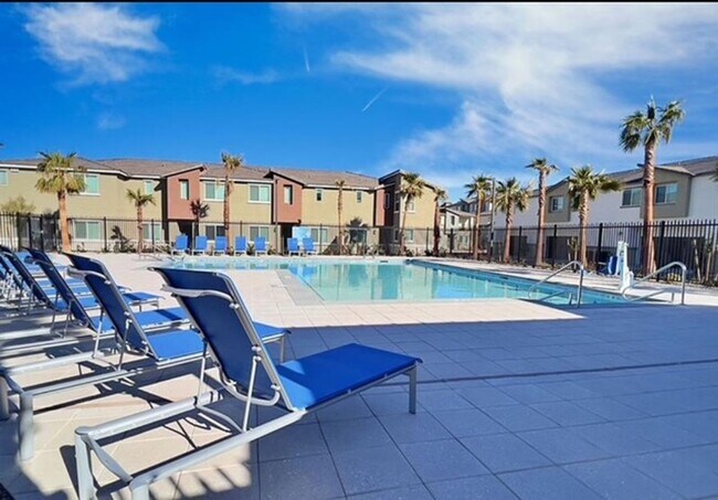 Building Photo - BEAUTIFUL PET FRIENDLY 3 BEDROOM 3 BATH TR...