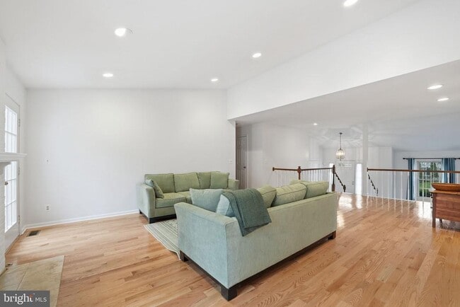 Building Photo - 9420 Lakeside Dr