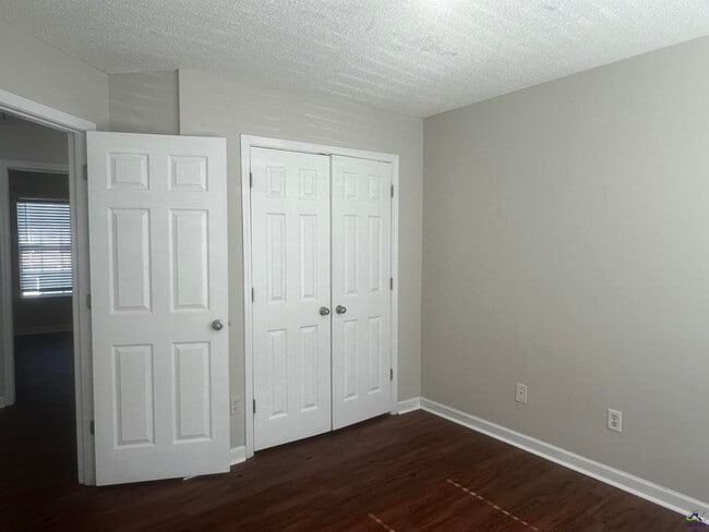Building Photo - 401 Timberwind Dr