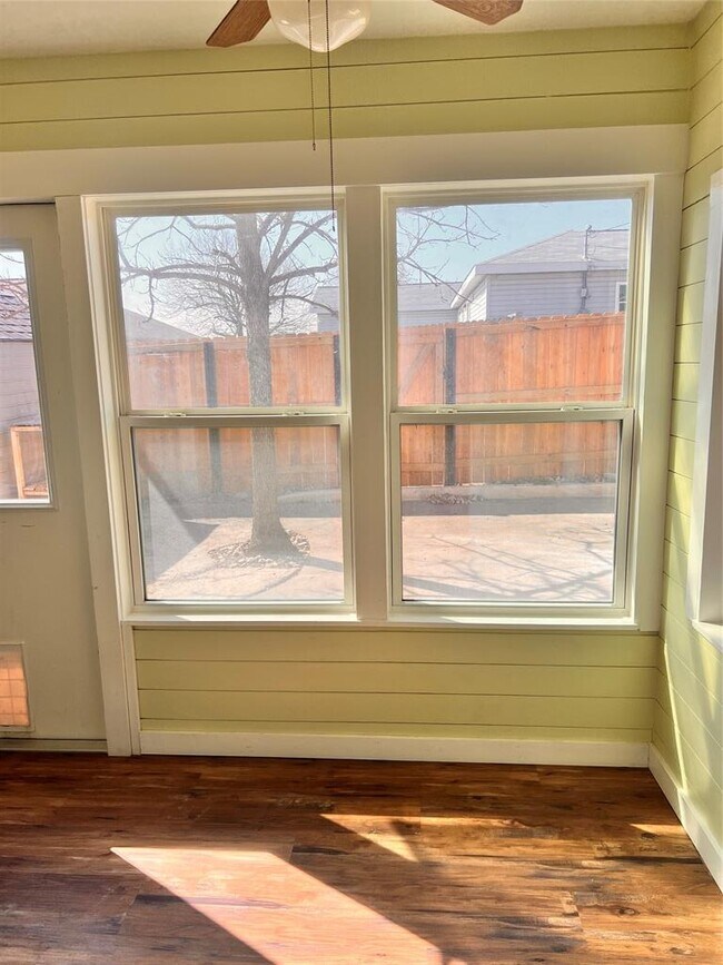 Building Photo - 201 E Noton St