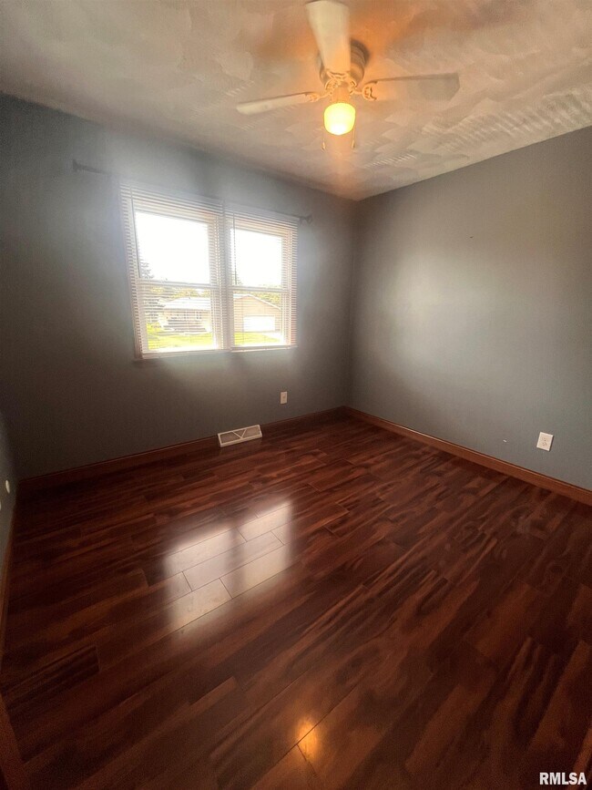 Building Photo - 3751 Tam-O-Shanter Dr N