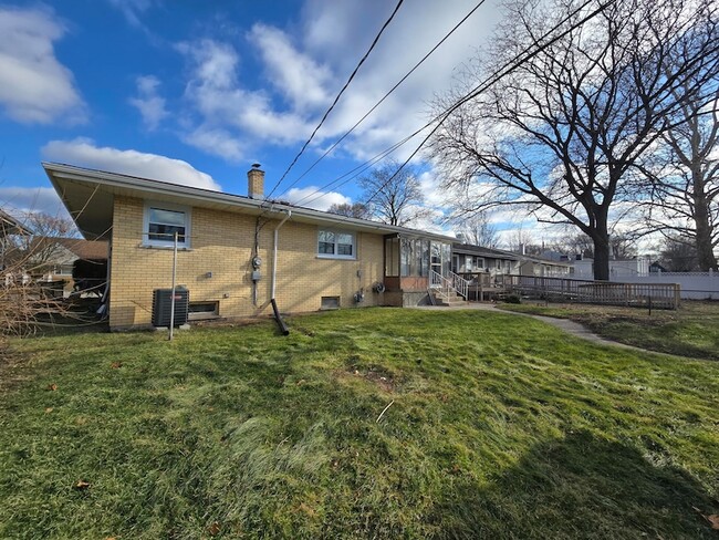 Building Photo - 7230 Beech Ave