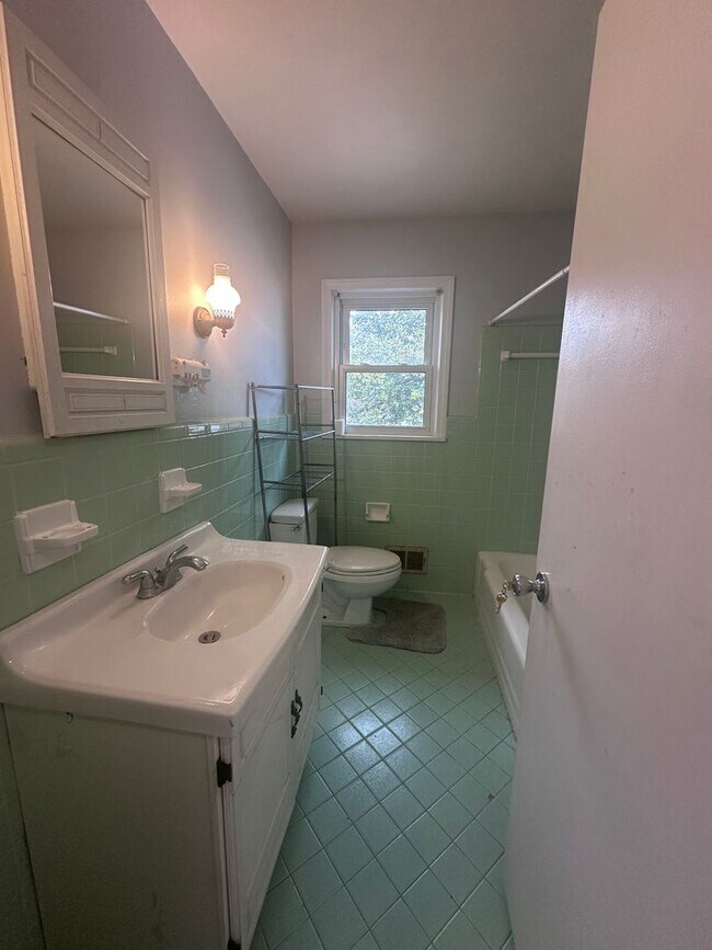 Building Photo - 3 bed, 2 full bath House in 40218 - $2,100/month