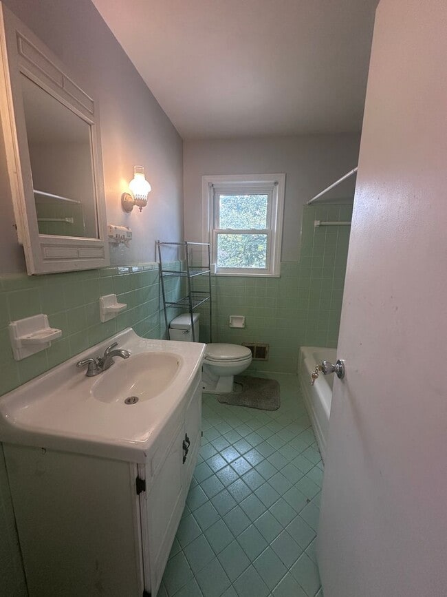 Building Photo - 3 bed, 2 full bath House in 40218 - $2,200/month