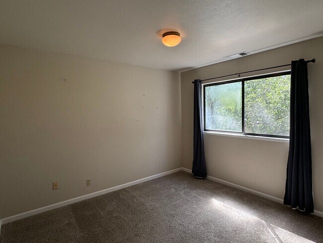 Building Photo - 3 Bedroom 2 Bath Home with Bonus Room larg...