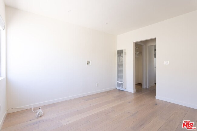 Building Photo - 1313 Ocean Front Walk