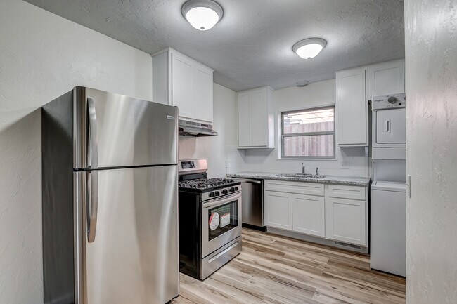 Building Photo - 214 W Maple Ave