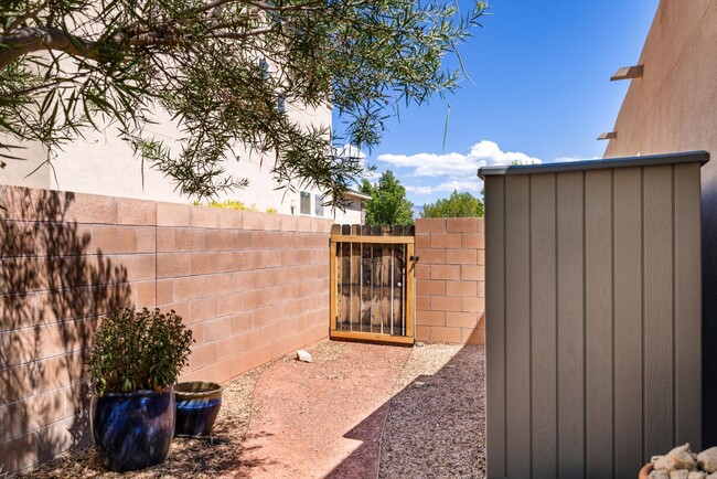 Building Photo - Single Story Beauty | Large Yard | 3 Bedro...