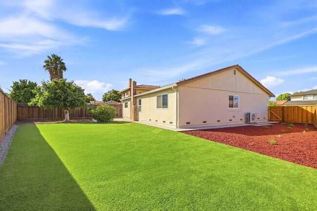 Building Photo - 560 Glenburry Way