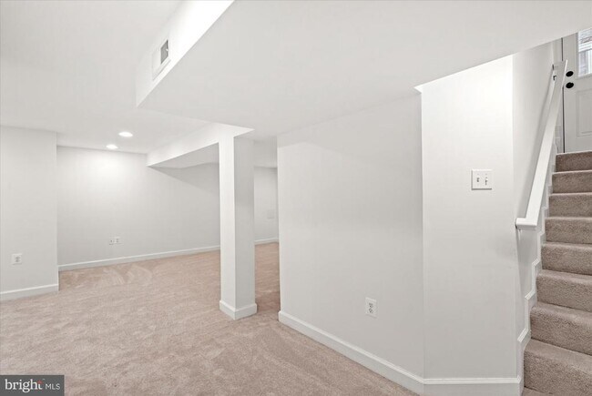 Building Photo - 700 Little St