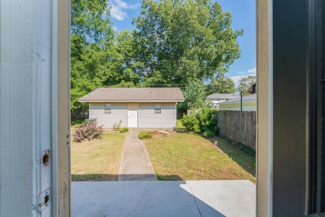Building Photo - Move-In Ready Comfort – 4 Bed, 2 Bath!
