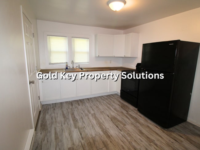 Building Photo - All Electric 2 BR 1 BA House with Main-Lev...