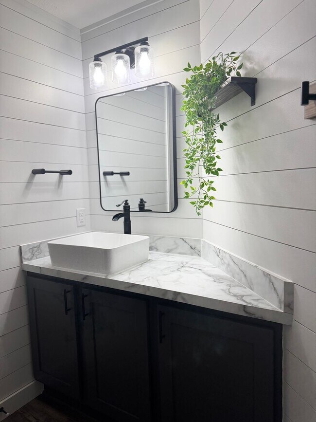 Building Photo - Beautifully Upgraded 3-Bedroom Home on a S...