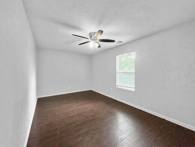 Building Photo - 8802 Deerwood Dr