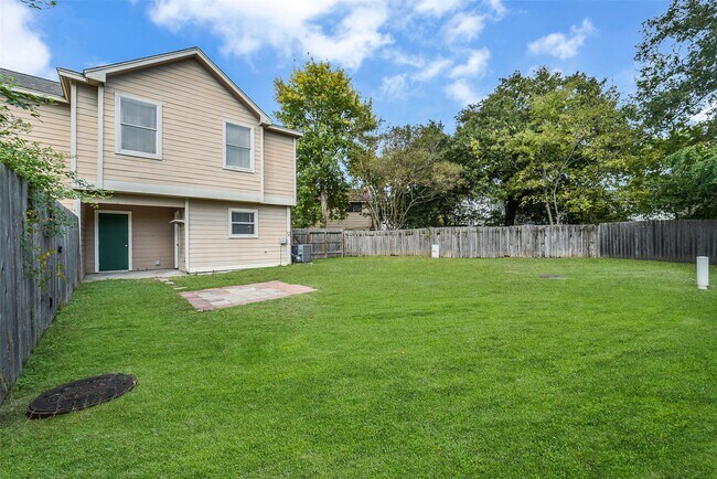 Building Photo - 10007 Emerald Creek Dr