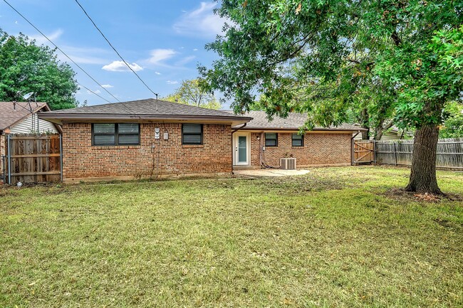 Building Photo - 921 Holiday Dr