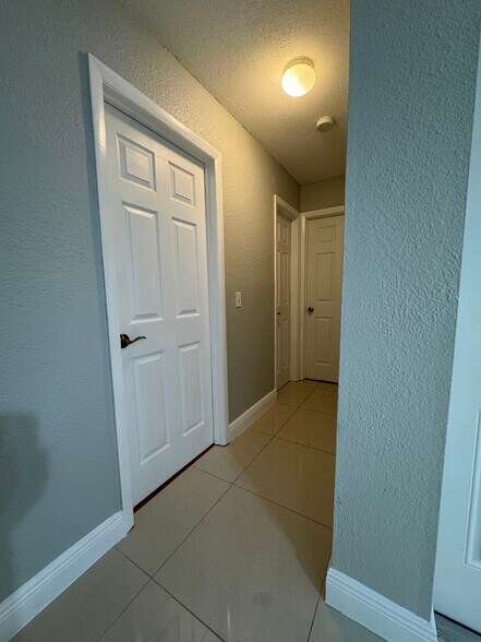 Building Photo - 3633 Country Club Blvd