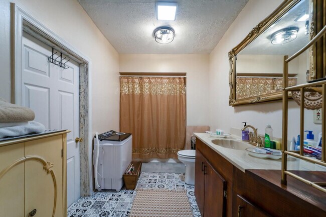 Building Photo - 1022 Wise St