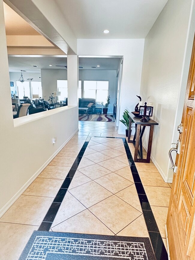 Building Photo - 372 W Aster Dr
